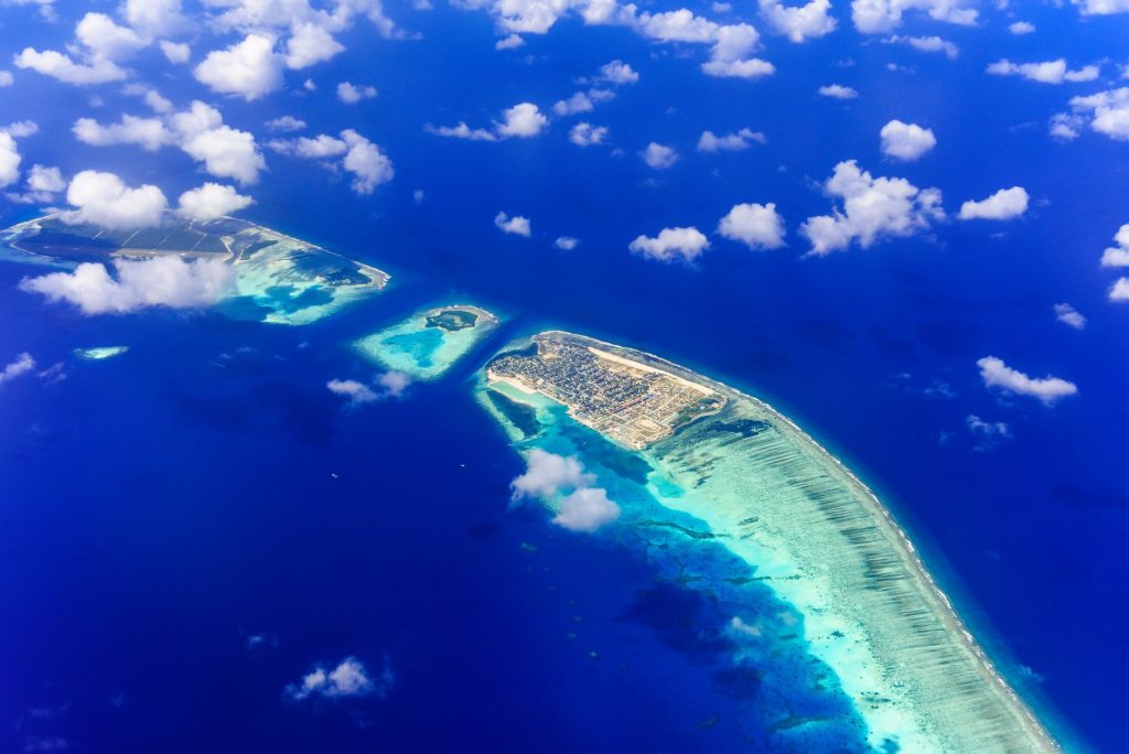 Stunning aerial view of tropical islands surrounded by azure waters, perfect for dream vacations. 文章配图