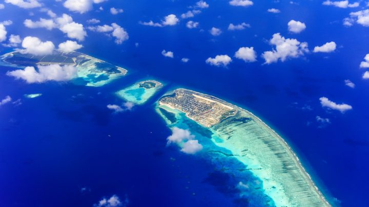 Stunning aerial view of tropical islands surrounded by azure waters, perfect for dream vacations. 文章配图
