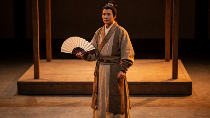 北京人艺新剧《画眉》用连环画叙事拆解战国名将，冯远征的导演实验能走多远？ 文章封面